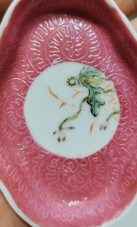 古玩陶瓷胭脂紅·軋道粉彩·開窗花卉紋海棠口碟拍賣,當前價格249元