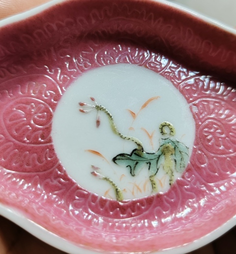 古玩陶瓷胭脂紅·軋道粉彩·開窗花卉紋海棠口碟拍賣,當前價格249元