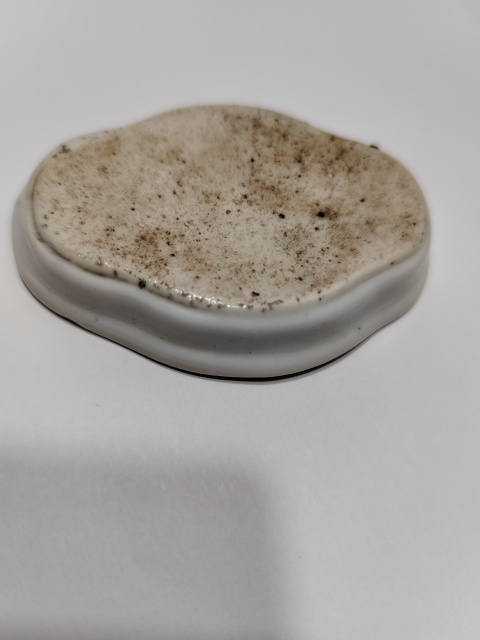古玩陶瓷胭脂紅·軋道粉彩·開窗花卉紋海棠口碟拍賣,當前價格249元