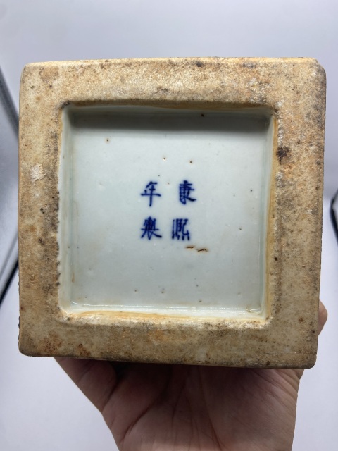 古玩陶瓷光緒 藍釉開光淺絳彩四方瓶拍賣,當前價格12800元