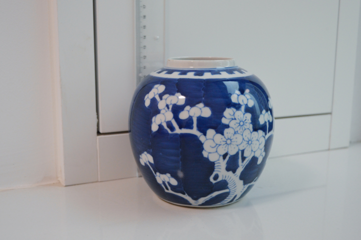 古玩陶瓷【紫煙閣】青花留白梅紋蓋罐拍賣,當前價格568元