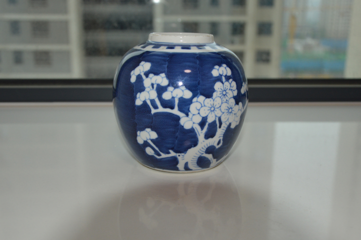 古玩陶瓷【紫煙閣】青花留白梅紋蓋罐拍賣,當前價格568元