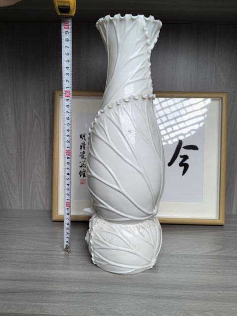 古玩陶瓷德化白瓷蓮葉池魚賞瓶拍賣,當前價格390元