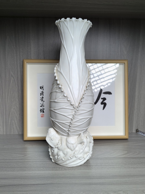 古玩陶瓷德化白瓷蓮葉池魚賞瓶拍賣,當前價格390元