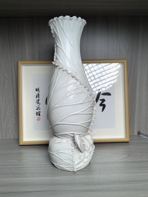 古玩陶瓷德化白瓷蓮葉池魚賞瓶拍賣,當前價格390元