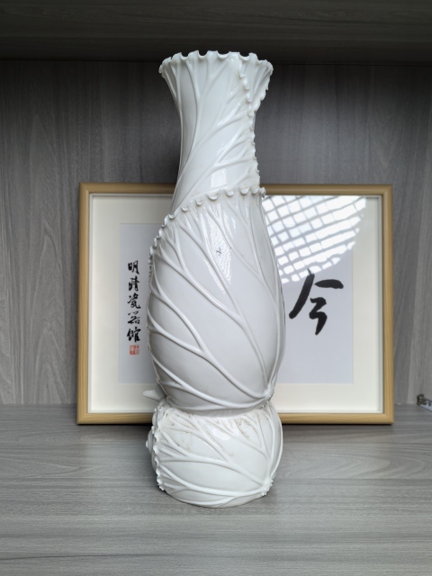 古玩陶瓷德化白瓷蓮葉池魚賞瓶拍賣,當前價格390元
