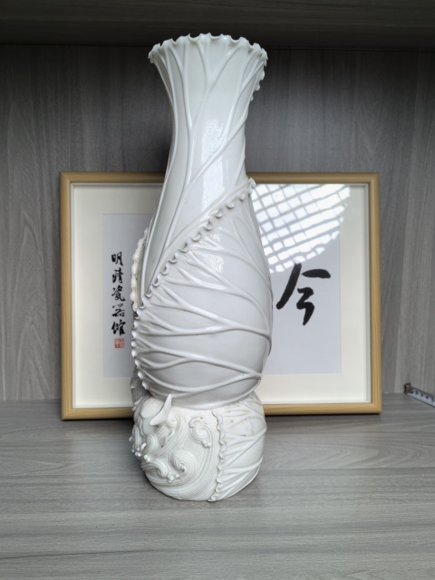 古玩陶瓷德化白瓷蓮葉池魚賞瓶拍賣,當前價格390元