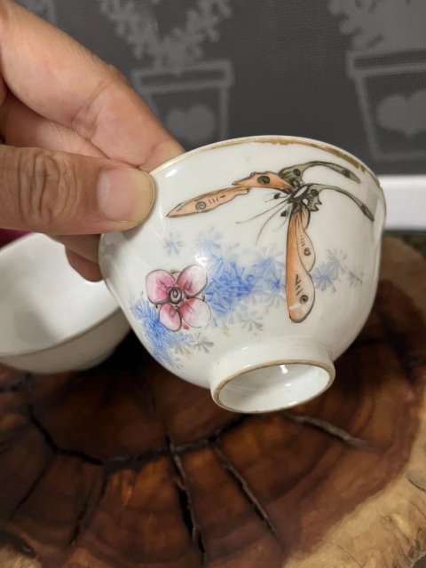 古玩陶瓷民國粉彩花蝶紋茶碗拍賣，當前價格350元