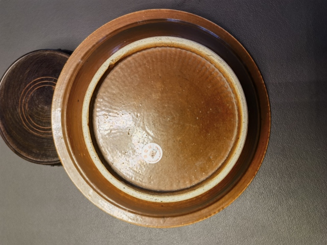 古玩陶瓷清中晚·外紫金釉內(nèi)青花花卉紋凈手盆真品鑒賞圖