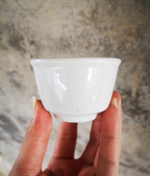 古玩陶瓷清代.甜白釉唇口杯拍賣,當前價格980元
