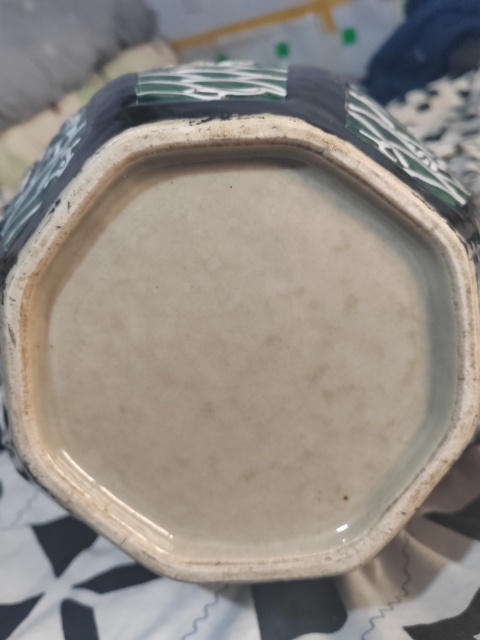 古玩陶瓷晚清·紅地粉彩海水瑞獸紋八方罐拍賣，當前價格48000元