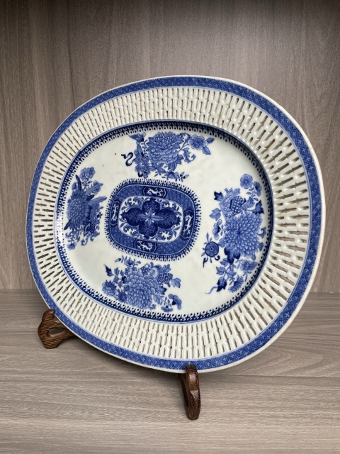 古玩陶瓷清乾隆 極品青花暗八仙三多紋鏤空大賞盤拍賣,當(dāng)前價(jià)格2600元