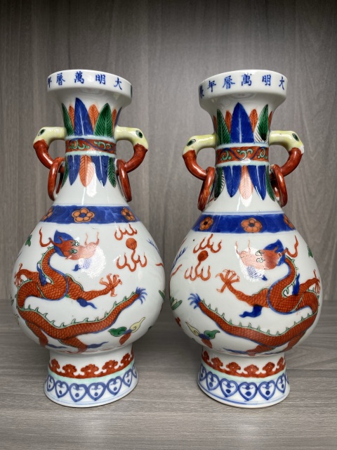 古玩陶瓷清晚期 青花五彩龍鳳紋獸耳銜環賞瓶一對（明萬歷官窯款）拍賣，當前價格12000元