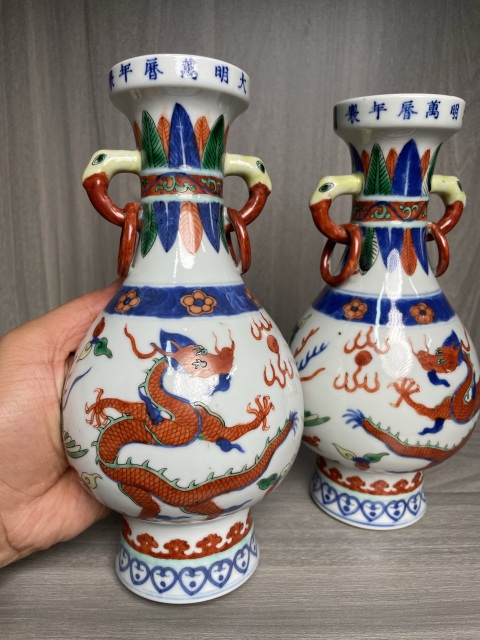 古玩陶瓷清晚期 青花五彩龍鳳紋獸耳銜環賞瓶一對（明萬歷官窯款）拍賣，當前價格12000元