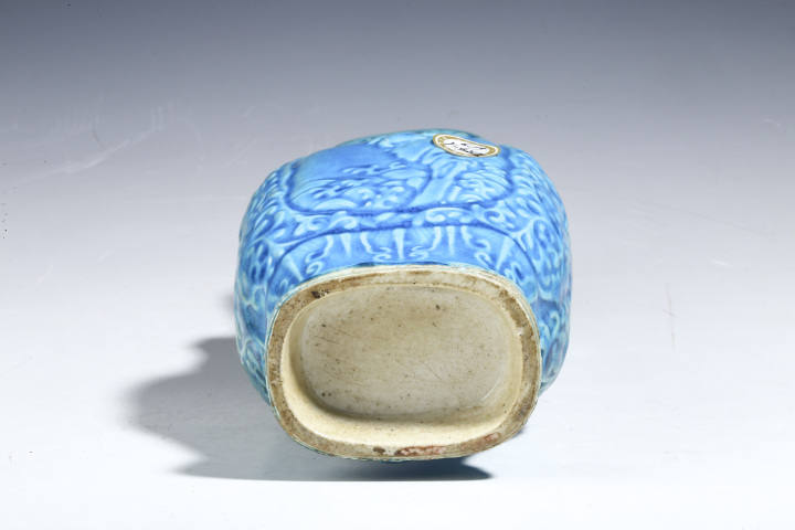 古玩陶瓷清末孔雀藍釉英雄獨立紋獸耳方瓶拍賣,當前價格0元