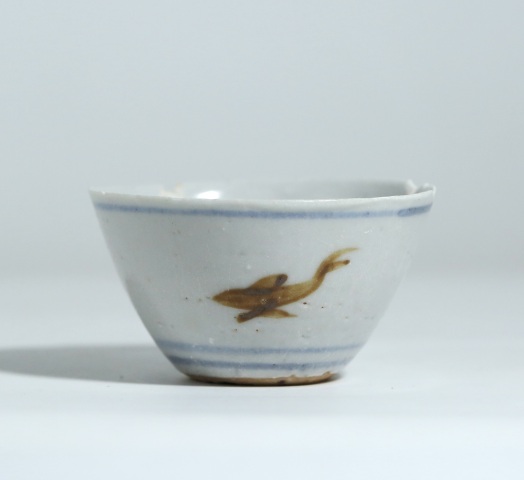 古玩陶瓷明中期青花醬釉魚紋杯拍賣，當前價格399元