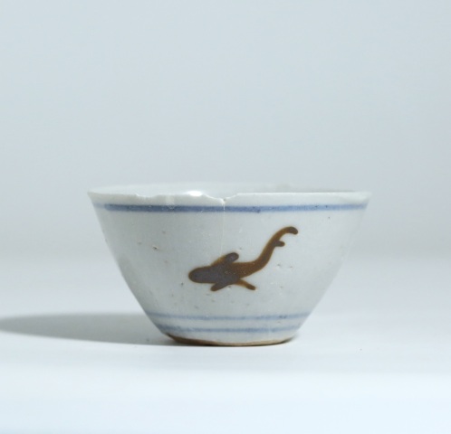 古玩陶瓷明中期青花醬釉魚紋杯拍賣，當前價格399元