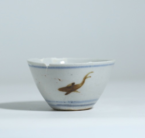 古玩陶瓷明中期青花醬釉魚紋杯拍賣，當前價格399元