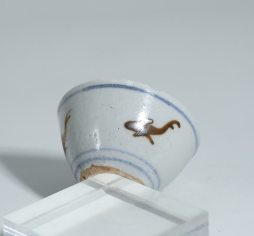 古玩陶瓷明中期青花醬釉魚紋杯拍賣，當前價格399元