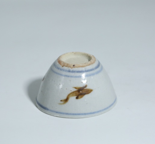 古玩陶瓷明中期青花醬釉魚紋杯拍賣，當前價格399元