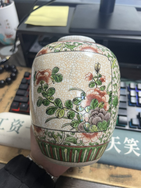 古玩陶瓷清晚·哥釉五彩開窗花卉紋罐拍賣,當前價格366元