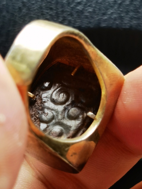 古玩玉器谷紋紅沁鑲嵌戒指拍賣，當(dāng)前價格2100元