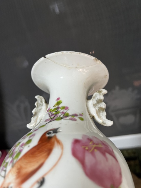 古玩陶瓷晚清名家淺降彩花鳥(niǎo)紋瓶拍賣,當(dāng)前價(jià)格650元