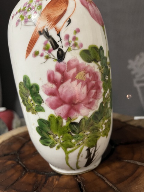 古玩陶瓷晚清名家淺降彩花鳥(niǎo)紋瓶拍賣,當(dāng)前價(jià)格650元