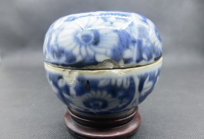 古玩陶瓷青花留白花卉紋粉盒拍賣，當前價格1980元