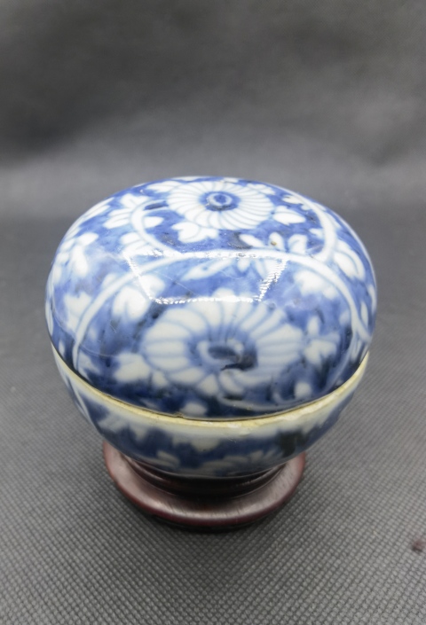 古玩陶瓷青花留白花卉紋粉盒拍賣，當前價格1980元