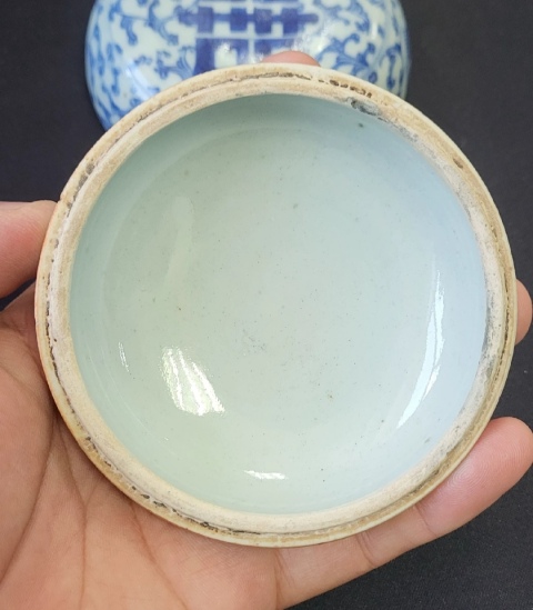 古玩陶瓷清中期青花淡描纏枝蓮喜字粉盒拍賣,當前價格520元
