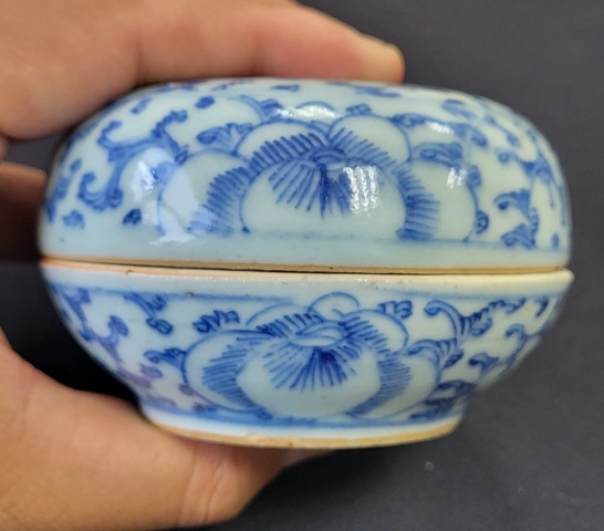 古玩陶瓷清中期青花淡描纏枝蓮喜字粉盒拍賣,當前價格520元