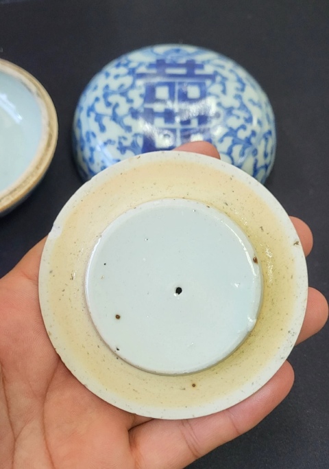 古玩陶瓷清中期青花淡描纏枝蓮喜字粉盒拍賣,當前價格520元