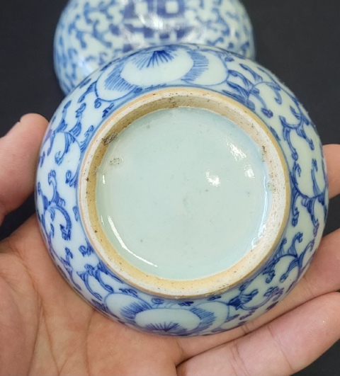 古玩陶瓷清中期青花淡描纏枝蓮喜字粉盒拍賣,當前價格520元