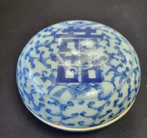 古玩陶瓷清中期青花淡描纏枝蓮喜字粉盒拍賣,當前價格520元