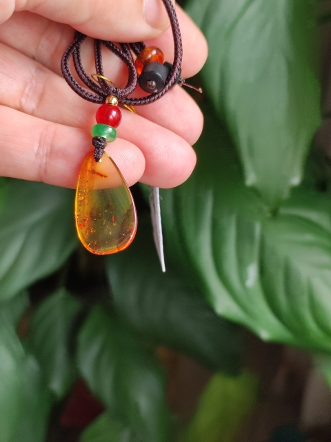 古玩玉器天然琥珀掛墜拍賣,當前價格96元