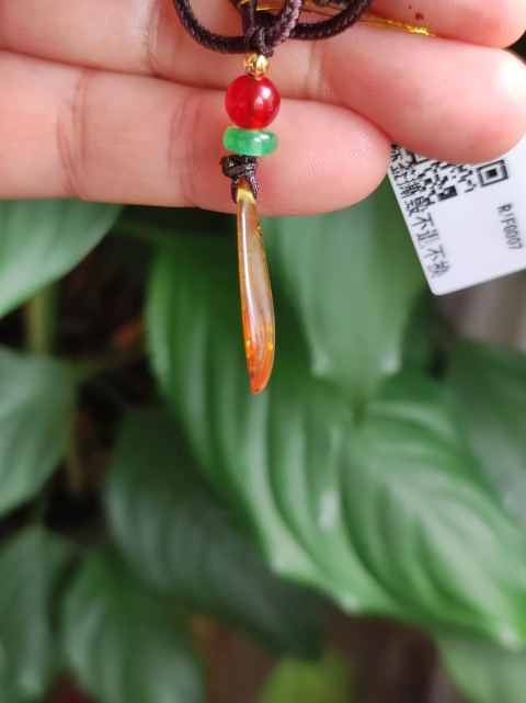 古玩玉器天然琥珀掛墜拍賣,當前價格96元
