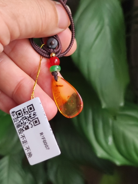 古玩玉器天然琥珀掛墜拍賣,當前價格96元