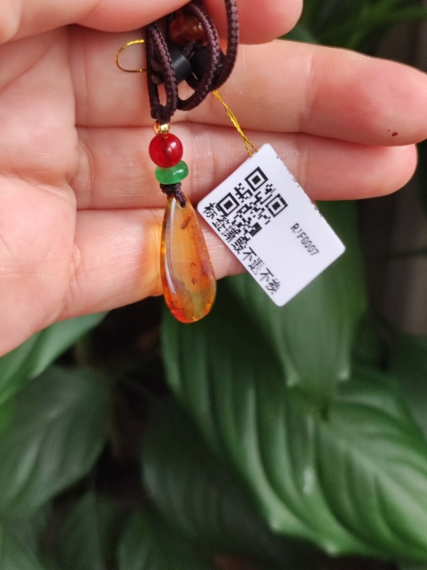 古玩玉器天然琥珀掛墜拍賣,當前價格96元