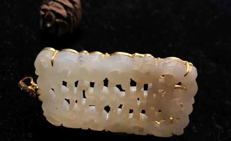 古玩玉器清代和田雙龍牌拍賣,當(dāng)前價(jià)格25000元