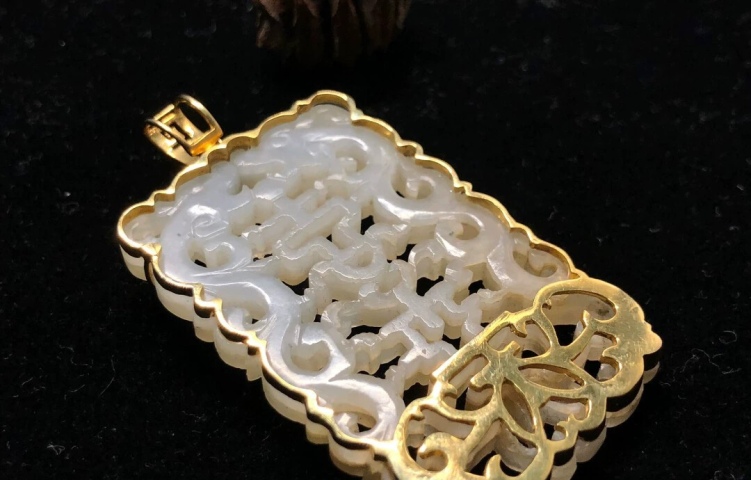 古玩玉器清代和田雙龍牌拍賣,當(dāng)前價(jià)格25000元