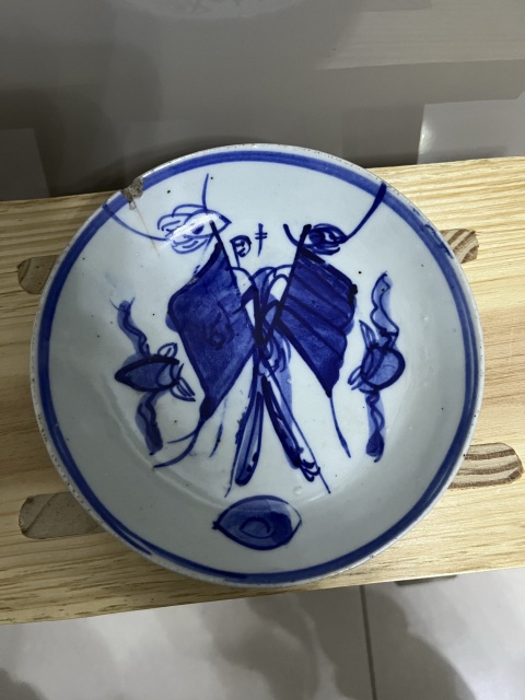 古玩陶瓷民國抗戰題材雙旗青花盤拍賣,當前價格68元