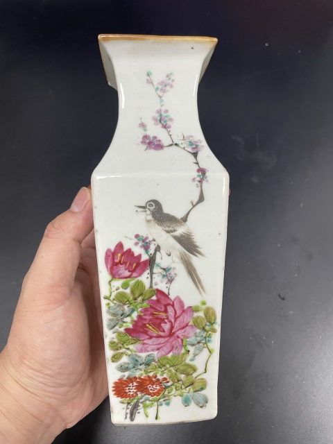 古玩陶瓷清晚期·御窯畫師淺絳彩花鳥詩文獅耳四方瓶拍賣,當前價格2680元