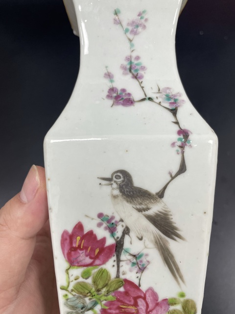 古玩陶瓷清晚期·御窯畫師淺絳彩花鳥詩文獅耳四方瓶拍賣,當前價格2680元