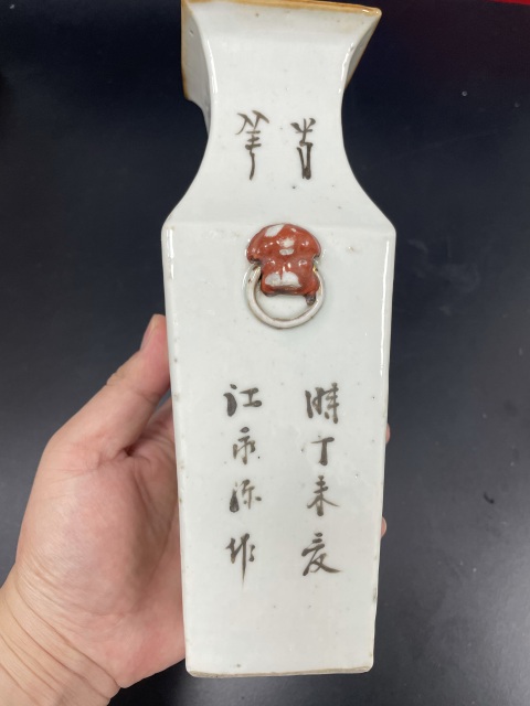 古玩陶瓷清晚期·御窯畫師淺絳彩花鳥詩文獅耳四方瓶拍賣,當前價格2680元