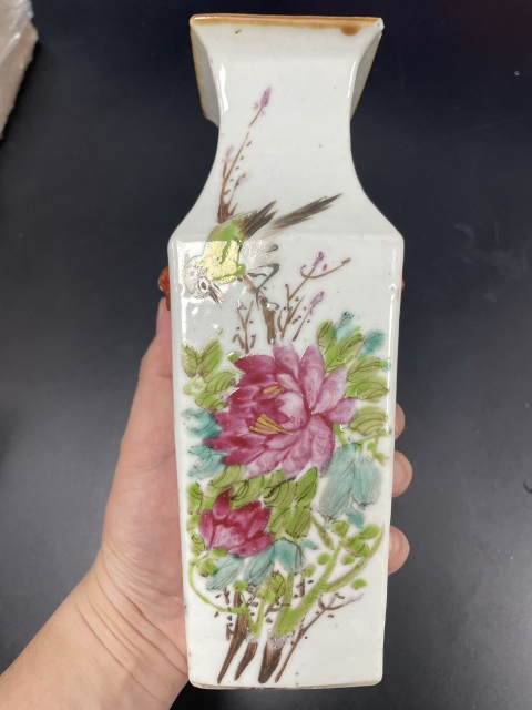 古玩陶瓷清晚期·御窯畫師淺絳彩花鳥詩文獅耳四方瓶拍賣,當前價格2680元