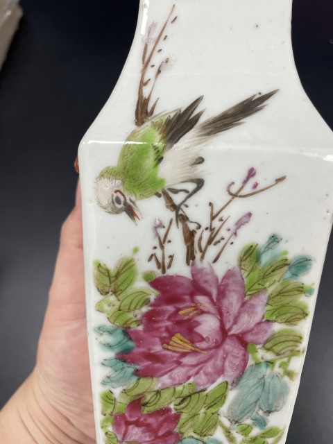 古玩陶瓷清晚期·御窯畫師淺絳彩花鳥詩文獅耳四方瓶拍賣,當前價格2680元
