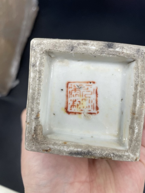 古玩陶瓷清晚期·御窯畫師淺絳彩花鳥詩文獅耳四方瓶拍賣,當前價格2680元