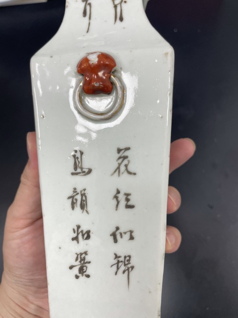 古玩陶瓷清晚期·御窯畫師淺絳彩花鳥詩文獅耳四方瓶拍賣,當前價格2680元