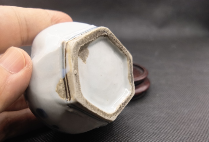 古玩陶瓷青花花卉紋貼塑人物水盂拍賣，當前價格198元